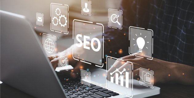 SEO Icons unterlegt mit Bild von Person an Laptop