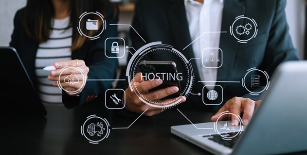 Hosting Schriftzug und Icons unterlegt mit Bild von zwei Personen an Laptop