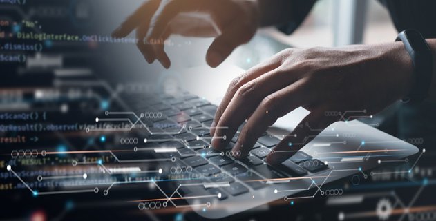 Programmierer am Laptop
